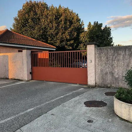Au Milieu Des Lacs, Au Bord Du Guiers Apartment *